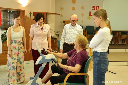  Varovanci Doma starejših občanov Kamnik so se razveselili medicinskega sobnega kolesa (7)